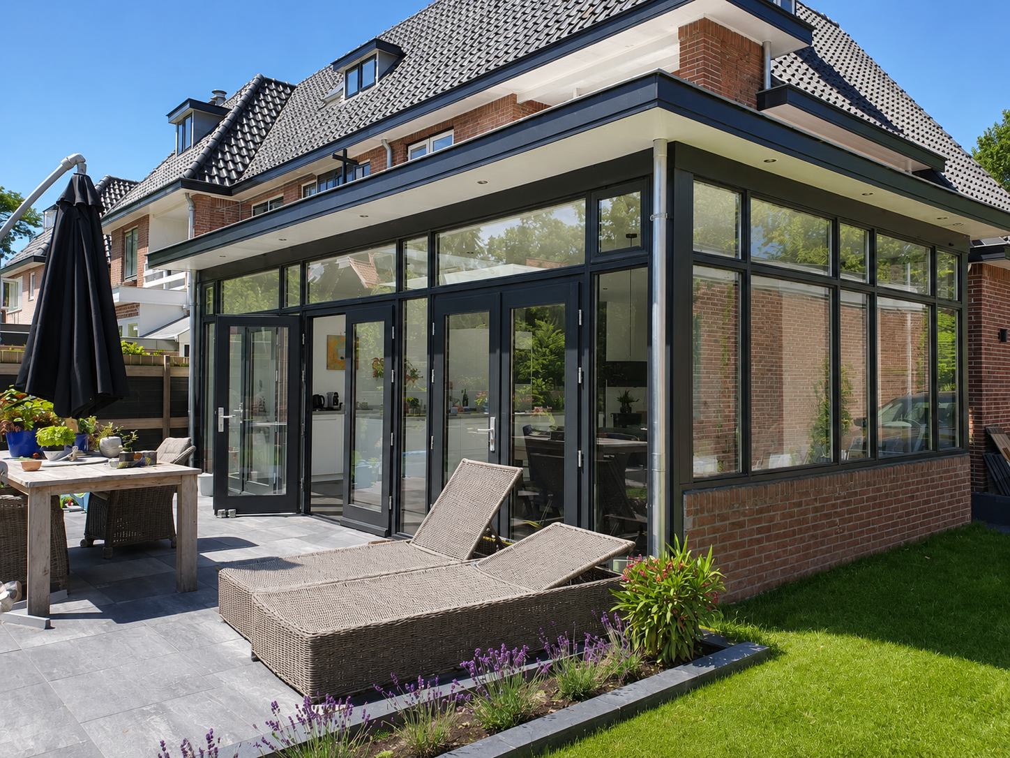 Moderne kozijnen met grote glaspartijen in gerenoveerde woning